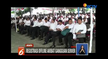 Registrasi tes CPNS di sejumlah lokasi di Jakarta terkendala gangguan server. Sementara itu, ketidaksiapan panitia juga membuat tes CPNS di Tasikmalaya, Jawa Barat, tertunda.