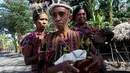 Sejumlah wanita memainkan alat musik tradisional dalam upacara peresmian bantuan bedah rumah di Desa Oebelo, NTT, Selasa (14/8). Upacara penyambutan diwarnai dengan tarian-tarian menggunakan alat musik baba khas daerah itu. (Liputan6.com/Johan Tallo)