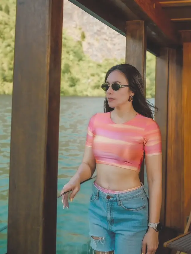 Wulan Guritono naik Kapal Phinisi