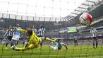  Pemain Manchester City Sergio Aguero mencetak gol pertama ke gawang Newcastle pada lanjutan Liga Premier Inggris di Etihad Stadium, Sabtu (04/10/2015).  Manchester City menang 6-1. Reuters / Andrew Yates 