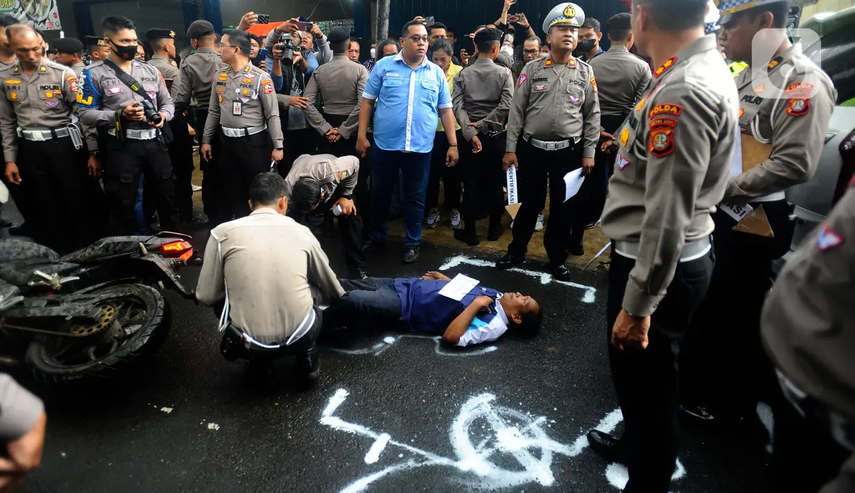 Polda Metro Jaya melakukan rekonstruksi ulang kasus kecelakaan yang menewaskan mahasiswa Universitas Indonesia (UI), M Hasya Attalah Syahputra (18), di Jalan Srengseng Sawah, Jagakarsa, Jakarta, Kamis (2/2/2023). Sejauh ini, polisi telah menetapkan Hasya sebagai tersangka karena dianggap lalai dalam berkendara hingga menyebabkan dirinya meninggal dunia. (merdeka.com/Arie Basuki)