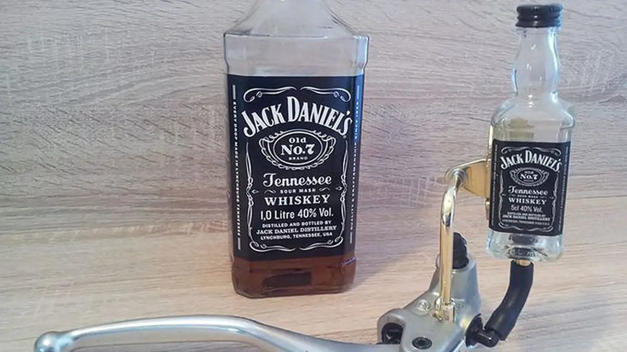 Begini Jadinya Jika Botol Miras Jadi Wadah Minyak Rem
