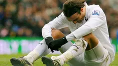 Tottenham Hotspur's Bulgarian player Dimitar Berbatov reacts after missing a goal during their Premiership match against Portsmouth at Tottenham's White Hart Lane football Stadium on March 22, 2008. AFP PHOTO/CARL DE SOUZA