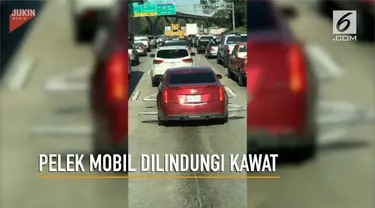 Sebuah mobil menjadi pusat perhatian pengguna jalan lantaran di setiap sisi pelek dilindungi kawat menonjol.