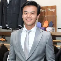 Dion Wiyoko fitting baju pengantin (Adrian Putra/bintang.com)