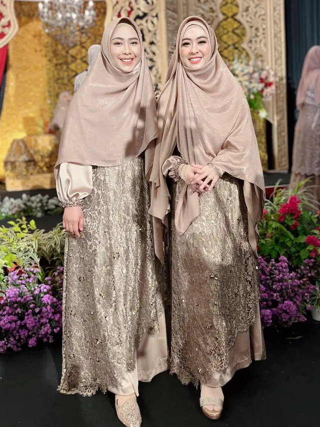 6 Potret Oki Setiana Dewi dan Shindy Putri di Acara Ngunduh Mantu Ria Ricis, Kompak