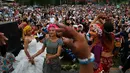 Sejumlah wanita menari saat Festival Hidirellez di Edirne, Turki, Jumat (5/5). Konon, festival ini adalah sebagai perayaan dari bertemunya dua orang nabi di dunia. (AP Photo / Lefteris Pitarakis)