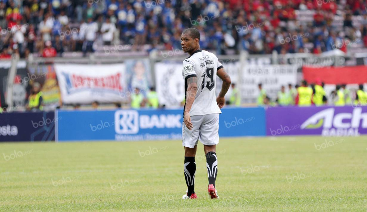 Pemain Sriwijaya FC, Hilton Moreira, saat berlaga melawan Bali United pada perebutan tempat ketiga Torabika Bhayangkara Cup 2016 di Stadion Utama Gelora Bung Karno, Jakarta, Minggu (3/4/2016). (Bola.com/Nicklas Hanoatubun)