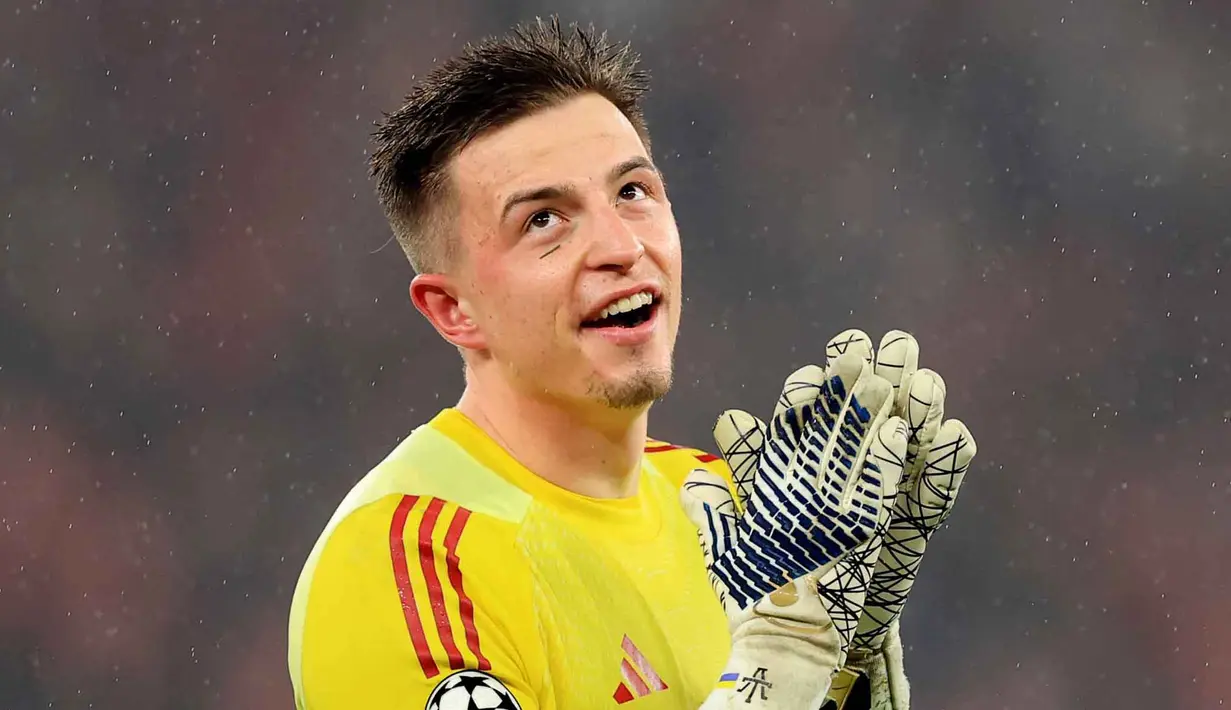Gol Anatoliy Trubin tergolong langka karena sangat jarang seorang penjaga gawang mampu mencetak gol di kompetisi tertinggi antarklub Eropa. Tampak dalam foto, kiper Benfica asal Ukraina, Anatoliy Trubin, merayakan setelah mencetak gol keempat timnya selama pertandingan pekan ke-8 Liga Champions 2025-2026 melawan Real Madrid di Estadio da Luz, Lisbon, Rabu (28/1/2026) waktu setempat atau Kamis (29/1/2026) dini hari WIB. (PATRICIA DE MELO MOREIRA/AFP)