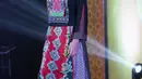 Seorang model berpose memperagakan busana rancangan Wignyo saat peragaan busana dalam gelaran Festival 6 2023 di Senayan Park, Jakarta, Minggu (9/7/2023). (Liputan6.com/Helmi Fithriansyah)