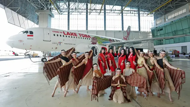 Keren, Desain Terbaru Pesawat AirAsia Bercorak Penenun Kain Ulos dan Danau Toba