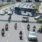 Suasana lalu lintas kendaraan di kawasan Jalan Jenderal Sudirman, Jakarta, Rabu (31/7/2019). Gubernur Anies Baswedan menyampaikan sistem pembatasan kendaraan berdasarkan nomor polisi ganjil dan genap menjadi salah satu rencana Pemprov DKI mengatasi polusi udara di Jakarta. (Liputan6.com/Faizal Fanan