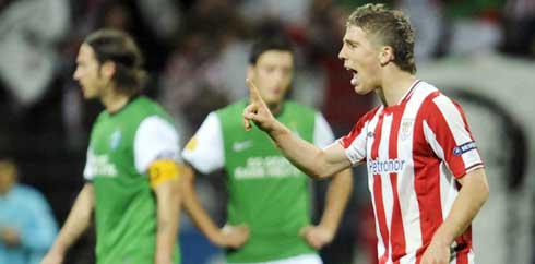 Selebrasi striker muda Athletic Bilbao, Iker Muniain (kanan) seusai mencetak gol ke gawang Werder Bremen di ajang UEFA Europa League yang digelar di Weser-stadion, 1 Oktober 2009. AFP PHOTO DDP / DAVID HECKER