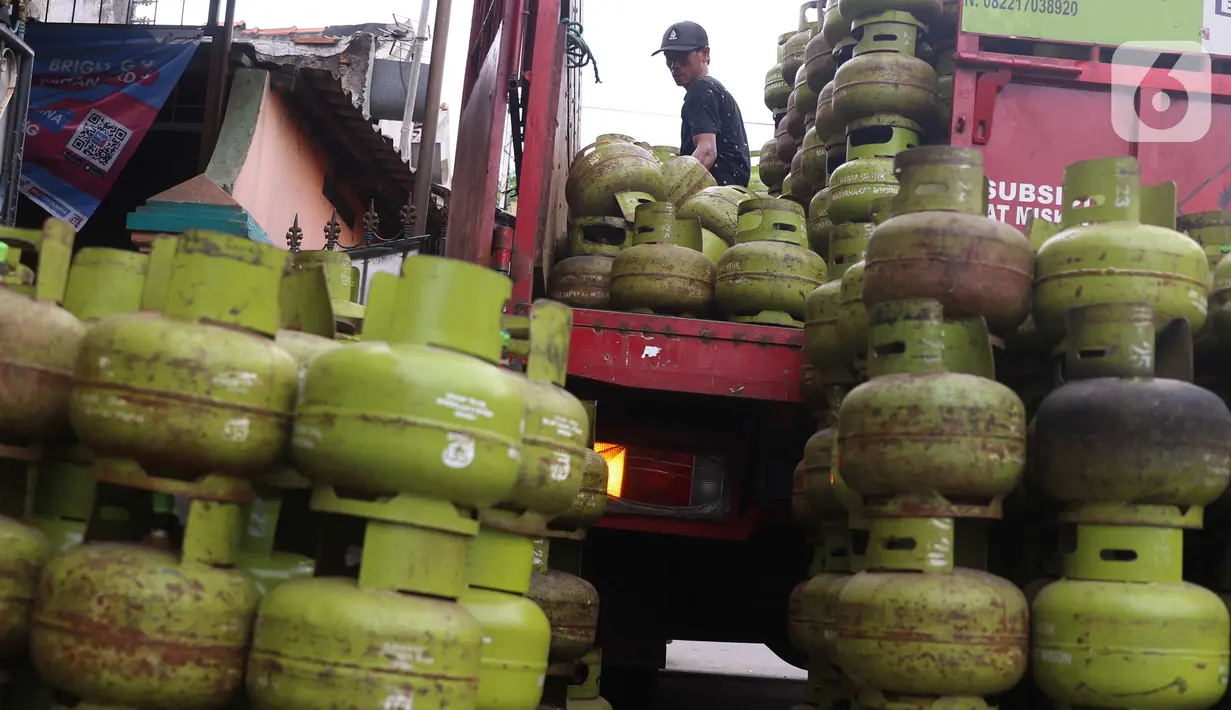 Pekerja tengah menata tabung gas LPG 3 kg di kawasan Tangerang Banten, Kamis (17/2/2022). PT PLN (Persero) akan mendukung program konversi kompor Liquified Petroleum Gas (LPG) ke kompor induksi untuk menekan impor dan APBN. (Liputan6.com/Angga Yuniar)