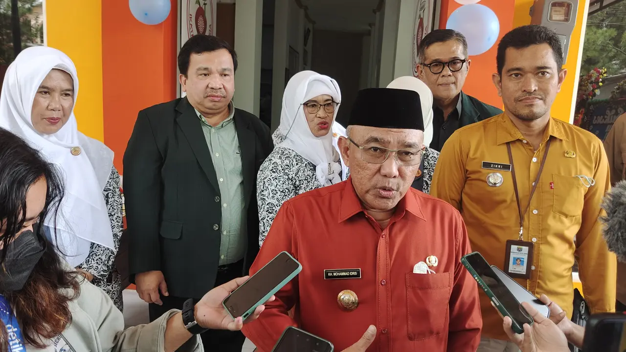 Wali Kota Depok, Mohammad Idris, ditemui usai meresmikan gedung IBI Kota Depok. (Liputan6.com/Dicky Agung Prihanto)