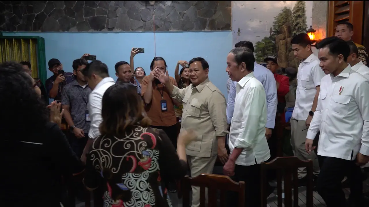 Presiden Prabowo Subianto mampir ke Warung Bakmi Jawa Bu Citro 1 di tengah kunjungan ke Solo, Minggu (20/7/2025). Prabowo, Jokowi, dan Gibran duduk di satu meja yang sama.