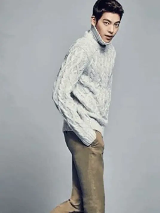 Seakan tidak peduli dengan penyakit yang dideritanya, pengobatan pun ia tunda. Kondisi Kim Woo Bin melemah  ketika ia mengalami pembengkakan pada bagian tenggorokan dan sering mimisan. (Instagram/kimwoobin_89)