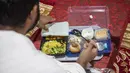 <p>Jemaah makan dalam kamp saat melaksanakan rangkaian ibadah haji di Kota Suci Makkah, Arab Saudi, Kamis (30/7/2020). Hanya sekitar seribu jemaah yang diizinkan untuk melakukan ibadah haji tahun ini karena pandemi COVID-19. (Saudi Ministry of Media via AP)</p>