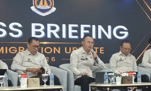 Dirjen Imigrasi Kementerian Imigrasi dan Pemasyarakatan Hendarsam Marantoko paparkan perolehan PNBP hingga 10 Agustus 2026. (Liputan6.com/ Rifqy Alief Abiyya)
