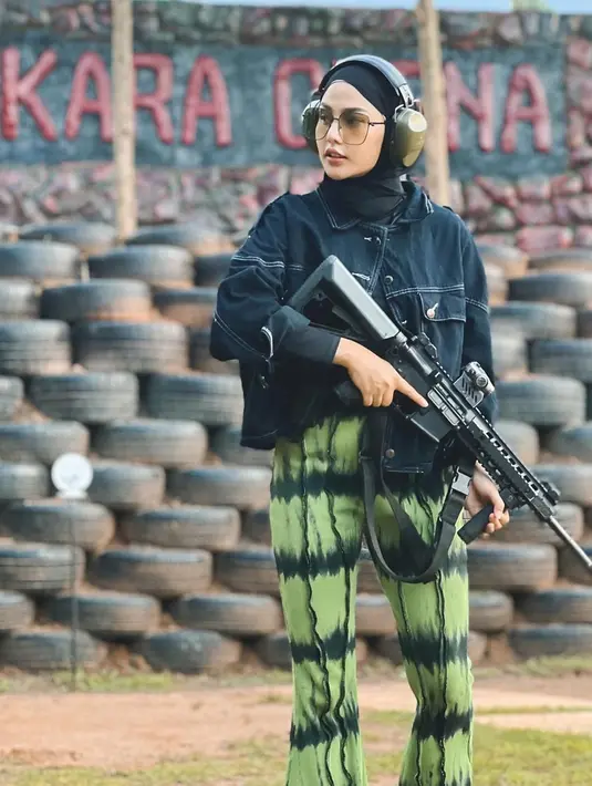 Selebgram dengan jumlah followers 2,8 juta ini terlihat begitu keren saat latihan menembak. Fokus dan serius terlihat jelas dari Dara Arafah saat lakoni hobi menembaknya. Tak ayal foto Dara Arafah memegang senjata ini banjir like dan komentar dari netizen. (Liputan6.com/IG/@daraarafah)