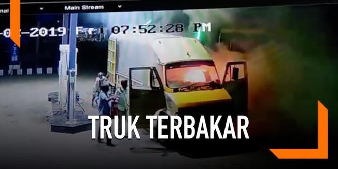 VIDEO: Aksi Heroik Pria Dorong Truk Terbakar di SPBU