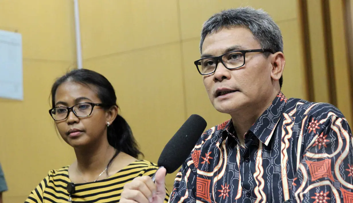 Pelaksana tugas (Plt) pimpinan KPK, Johan Budi memberikan keterangan pers terkait dengan penangguhan penahanan Ketua KPK nonaktif, Abraham Samad, di gedung KPK, Jakarta, Rabu (29/4/ 2015). (Liputan6.com/Helmi Afandi)