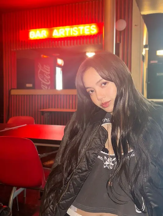 Meski tak menggunakan makeup, penampilan Lisa Blackpink ini tetap banjir pujian. Dirinya disebut tetap terlihat menawan serta memiliki image polos yang berbeda dengan di atas panggung. (Liputan6.com/IG/@lalalalisa_m)