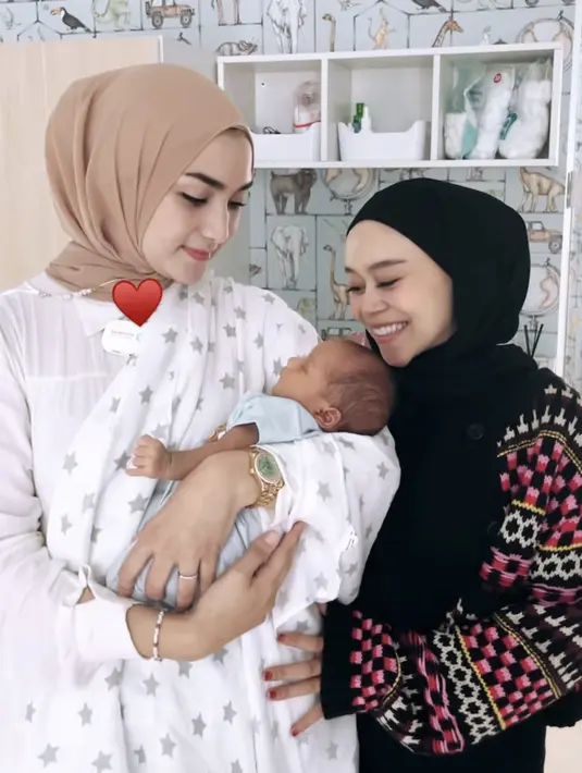 Citra Kirana bersama anak dan suaminya pun hadir dalam acara akikah tersebut. Ciki sapaan akrabnya menggendong baby L, ia tampak cantik dengan pakain putih dan kerudung cokelatnya. @citraciki
