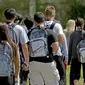 Siswa SMA Marjory Stoneman Douglas menggunakan ransel transparan di Parkland, Florida, Senin (2/4). Penggunaan tas itu sebagai salah satu upaya mencegah terjadinya kembali kasus penembakan brutal di sekolah. (John McCall/South Florida Sun-Sentinel via AP)