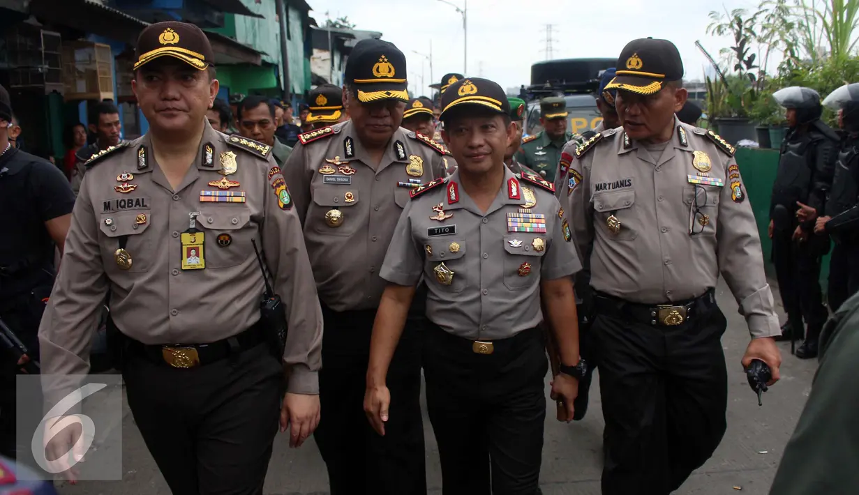 Kapolda Metro Jaya Irjen Tito Karnavian saat operasi menangani penyakit masyarakat di kawasan Kalijodo, Jakarta Utara, Sabtu (20/2). Ribuan aparat gabungan dikerahkan dalam operasi Pekat tersebut. (Liputan6.com/Faizal Fanani)
