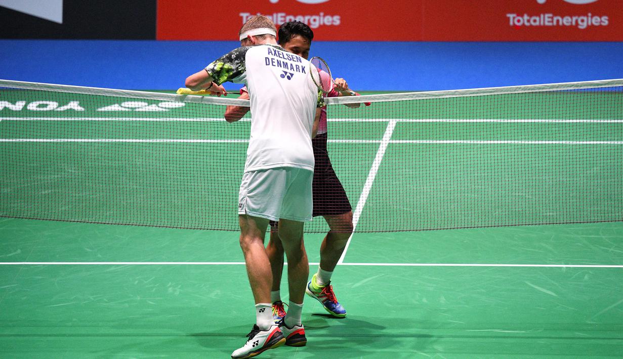Anthony Ginting yang gagal memberikan perlawan memudahkan jalan Axelsen menang dua gim langsung 21-10, 21-10 di Tokyo Gymnasium. (AFP/Richard A. Brooks)