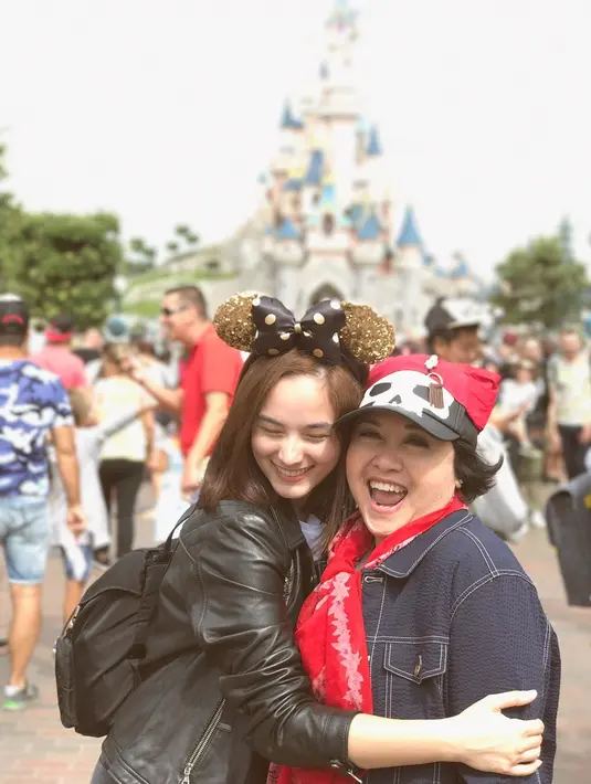 Chelsea Islan dan sang ibu kerap tampil kompak di berbagai momen. Misalnya, keduanya kerap tampil modis saat liburan bersama. Potret-potret yang dibagikan pun sukses menggambarkan kedekatan hati keduanya. (Liputan6.com/IG/chelseaislan)