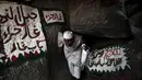 Seorang peziarah keluar dari Gua Hira pada musim Haji, Mekkah, Senin (21/9/2015). Umat Muslim meyakini Gua Hira adalah tempat Nabi Muhammad SAW menerima wahyu pertama melalui perantara Malaikat Jibril (Reuters/ Ahmad Masood)