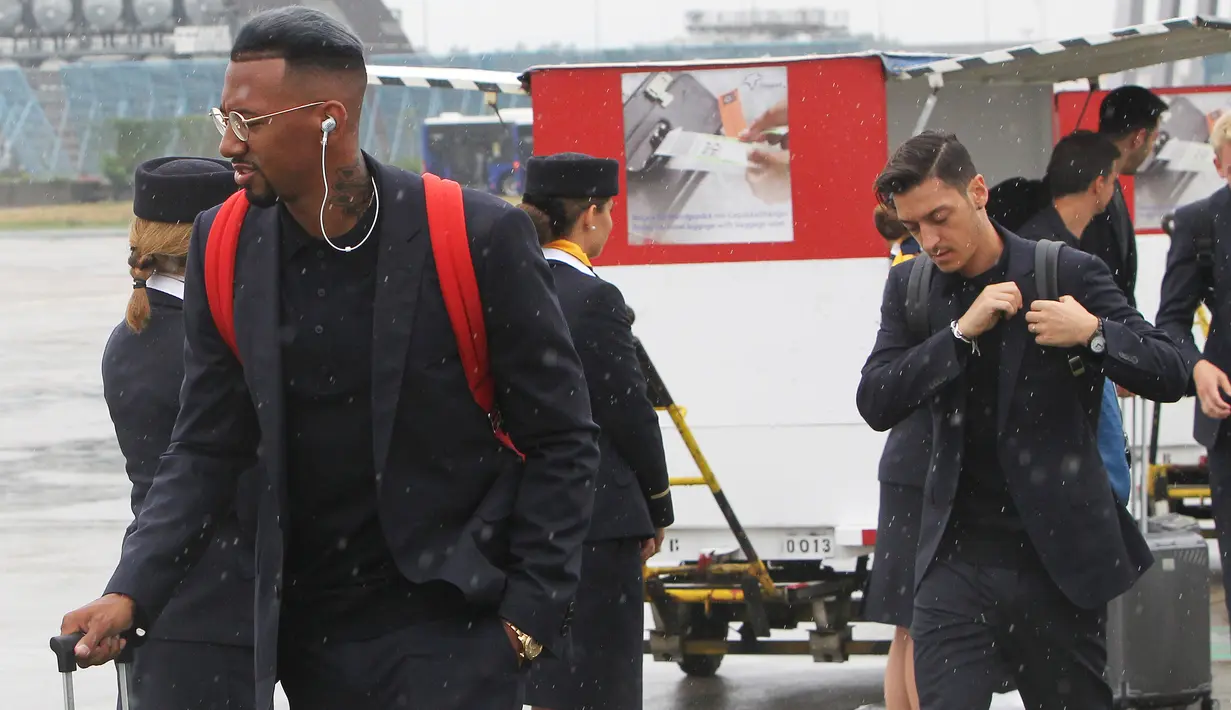 Bek Jerman, Jerome Boateng, tampak rileks saat tiba di Moskow, Selasa (12/6/2018). Jerman datang ke Rusia untuk mempertahankan gelar juara Piala Dunia. (AFP/Daniel Roland)