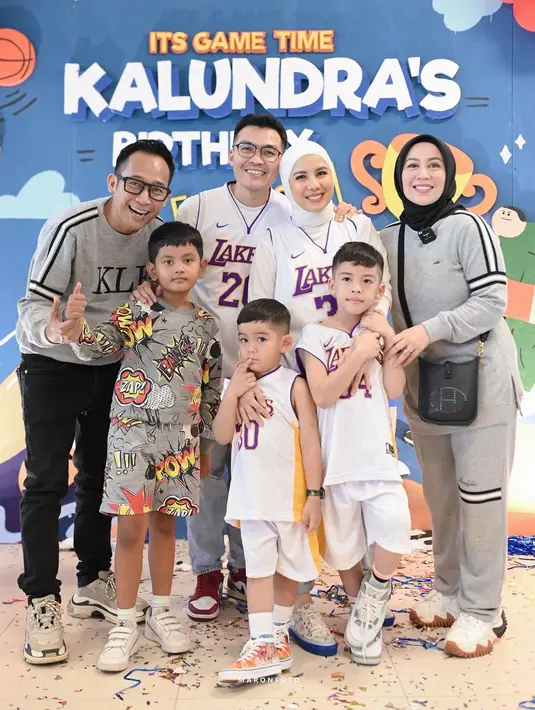 Komedian yang juga host, Denny Cagur hadir bersama anak dan istrinya, Shanty. Selain nama-nama diatas yang hadir di ultah Kalundra hadir juga Atta-Aurel beserta baby Ameena, Wulan Guritno, Vega Darwanti, Fuji bersama Gala. [Instagram/tya_ariestya]