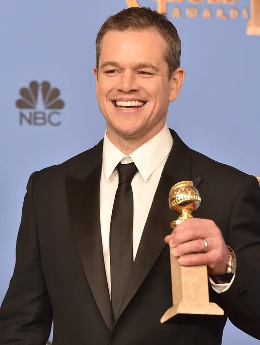 Matt Damon  sendiri membawa pulang trofi penghargaan  – melawan Al Pacino, Mark Ruffalo, Christian Bale, dan Steve Carell – untuk Best Performance Actor in a Musical or Comedy dari karyanya di film ‘The Martian’. (AFP/Bintang.com) Sumber: dailymail.co.uk
