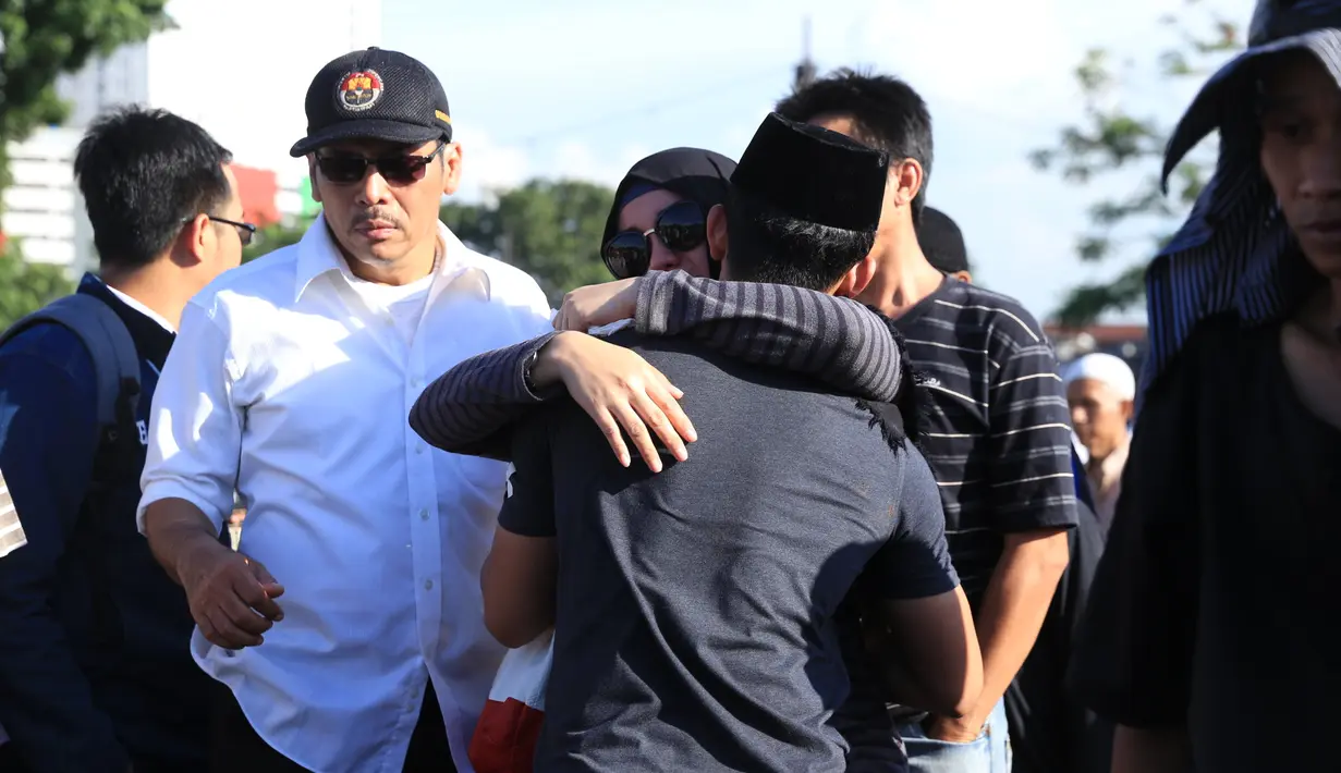 Iko Uwais tak bisa lagi menahan air mata ketika jenazah ayahnya telah rata dengan tanah. Pembacaan doa dipimpin oleh seorang ustaz sebagai akhir dari rangkaian pemakaman. (Adrian Putra/Bintang.com)