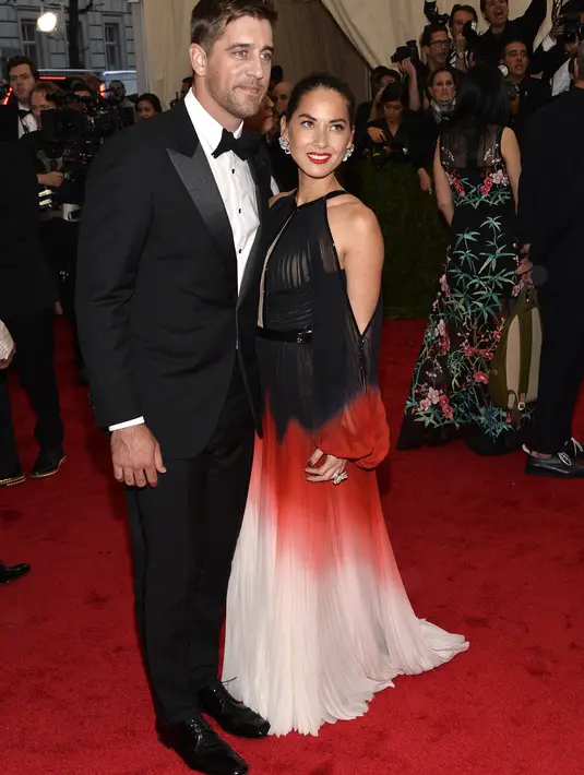 Menurut bintang ‘Mortdecai’ ini, sang kekasih memiliki kebanggaan tersendiri dengan jubah Obi-Wan Kenobi miliknya. Bagi Aaron Rodgers jubah tersebut sangat keren. (Bintang/EPA)