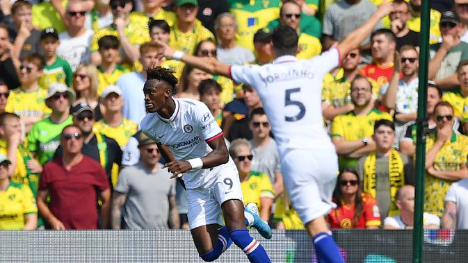 Striker Chelsea, Tammy Abraham, merayakan gol yang dicetaknya ke gawang Norwich pada laga Premier League di Stadion Carrow Road, Norwich Sabtu (24/8). Norwich kalah 2-3 dari Chelsea. (AFP/Daniel Leal-Olivas)