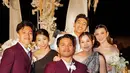 Aaliyah Massaid juga hadir mengenakan long dress one shoulder motif bunga hitam. Thariq Halilintar yang menjadi groomsmen mengenakan setelan jas maroon. [@aaliyah.massaid]