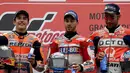 Pembalap Ducati, Andrea Dovizioso (tengah) berpose diatas podium dengan pembalap Honda Marc Marquez dan Danilo Petrucci usai memenangi MotoGP Jepang di sirkuit Motegi (15/10). (AFP Photo/Toshifumi Kitamura)