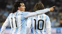 Striker Argentina Carlos Tevez (kiri) dan Lionel Messi seusai mencetak gol pertama ke gawang Meksiko di babak 16 besar PD 2010 di Soccer City, 27 Juni 2010. Argentina unggul 3-1. AFP PHOTO / DANIEL GARCIA 