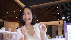 Inilah potret penampilan pemilik nama lengkap Alsi Mega Marsha Tengker dengan rambut pendeknya. Caca terlihat fresh dan makin ceria. (Liputan6.com/IG/@cacatengker).