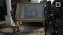 Petugas gabungan melakukan eksekusi lahan rumah warga Kelurahan Pulogebang RT 20 RW 06 (dahulu RT 08/RW 06) di Jakarta, Selasa (8/6/2021). Eksekusi lahan tersebut berakhir ricuh. (merdeka.com/Imam Buhori)