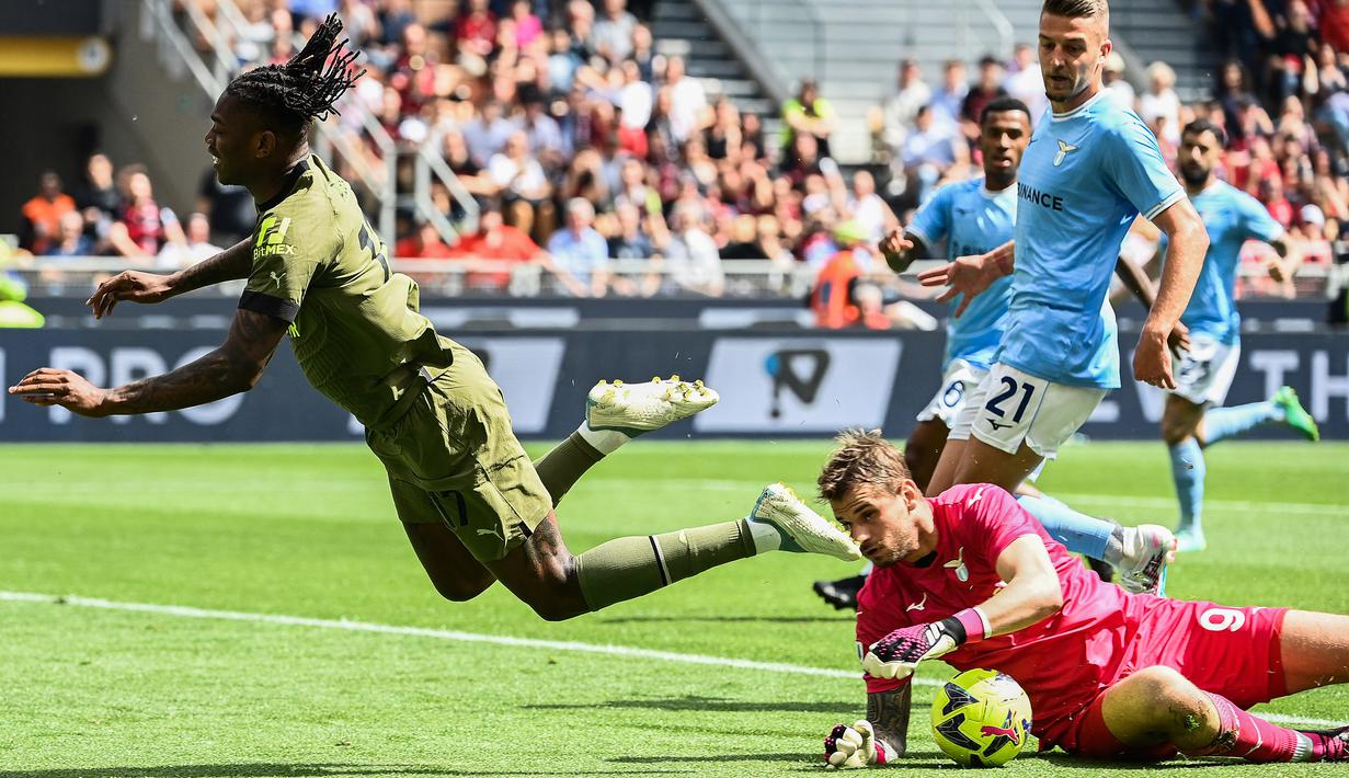 Penjaga gawang Lazio, Ivan Provedel (kanan), berhasil mengamankan bola dari serangan pemain AC Milan, Rafael Leao (kiri), dalam pertandingan lanjutan pekan ke-34 Serie A Liga Italia 2022/2023, Sabtu (6/5/2023) malam WIB. (AFP/Isabella Bonotto)