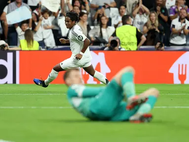 Pemain Real Madrid, Endrick mencetak gol ke gawang VfB Stuttgart pada laga Liga Champions 2024/2025 di Santiago Bernabeu, Madrid, Rabu (18/09/2024) WIB. (AFP/Thomas Coex)