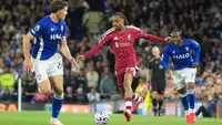 Pemain Liverpool Bradley Barcola (tengah) mengontrol bola dalam laga Premier League Inggris antara Ipswich vs Liverpool di Ipswich, Inggris, Jumat, 4 September 2026. (AP Photo/Dave Shopland)