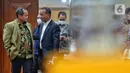Menteri Investasi/Kepala Badan Koordinasi Penanaman Modal (BKPM) Bahlil Lahadalia berbincang dengan Wakil Ketua Komisi VI Sarmuji (kiri) saat rapat kerja dengan Komisi VI DPR di Jakarta, Rabu (14/12/2022). Rapat tersebut membahas kinerja Kementerian Investasi/BKPM dan target investasi sampai Desember 2022. (Liputan6.com/Angga Yuniar)