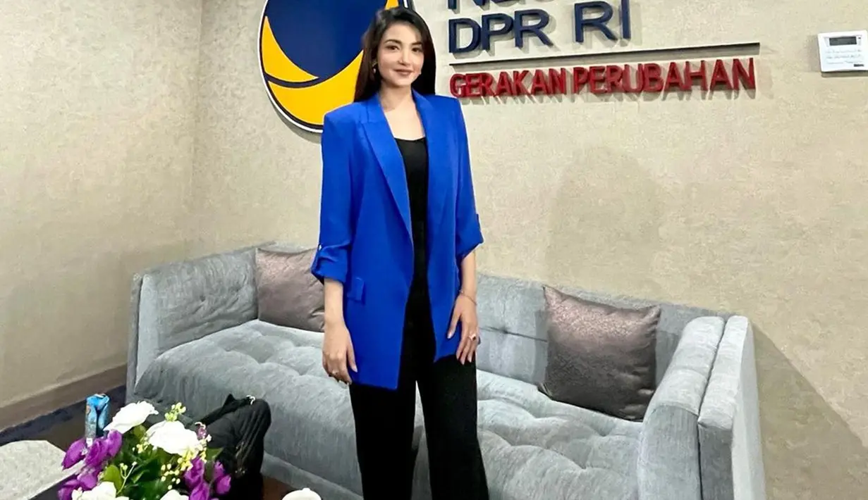 Memadukan busana berwarna hitam, Tsania Marwa terlihat memadukannya dengan blazer berwarna biru. Penampilan pemain Dalam Mihrab Cinta ini terlihat begitu cerah dan menawan. (Liputan6.com/IG/@tsaniamarwa54)