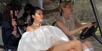 Kendall Jenner dan Gigi Hadid baru saja berjalan di runway pertunjukan "Le Chouchou" di Versailles, Prancis. @voguefrance